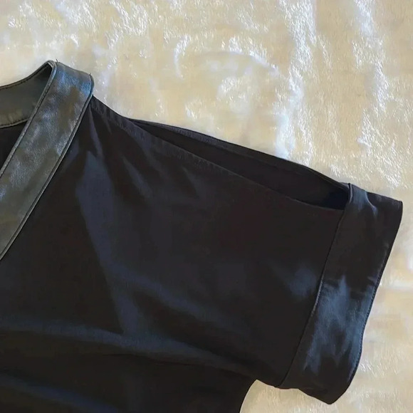 🖤 Michael Kors faux leather V-neck cold shoulder blouse in S - GUC - Picture 4 of 7